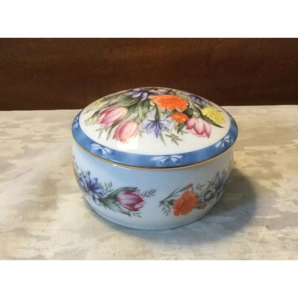 Danbury Mint Floral Enchantment Porcelain Music Box T7